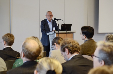 Prof. Armando Barrientos während seines Eröffnungsvortrags. Prof. Armando Barrientos während seines Eröffnungsvortrags.