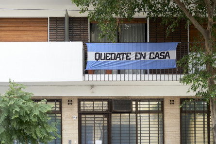 Argentine flag with the message "Stay at home" (Photo: Carolina Jaramillo/Adobe Stock)